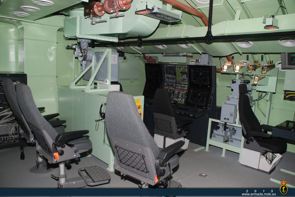 Interior del simulador de plataforma para los submarinos clase S-80. Las consolas en la imagen son las de seguridad en inmersión y control de la propulsión, en primer plano los puestos para instructores y observadores